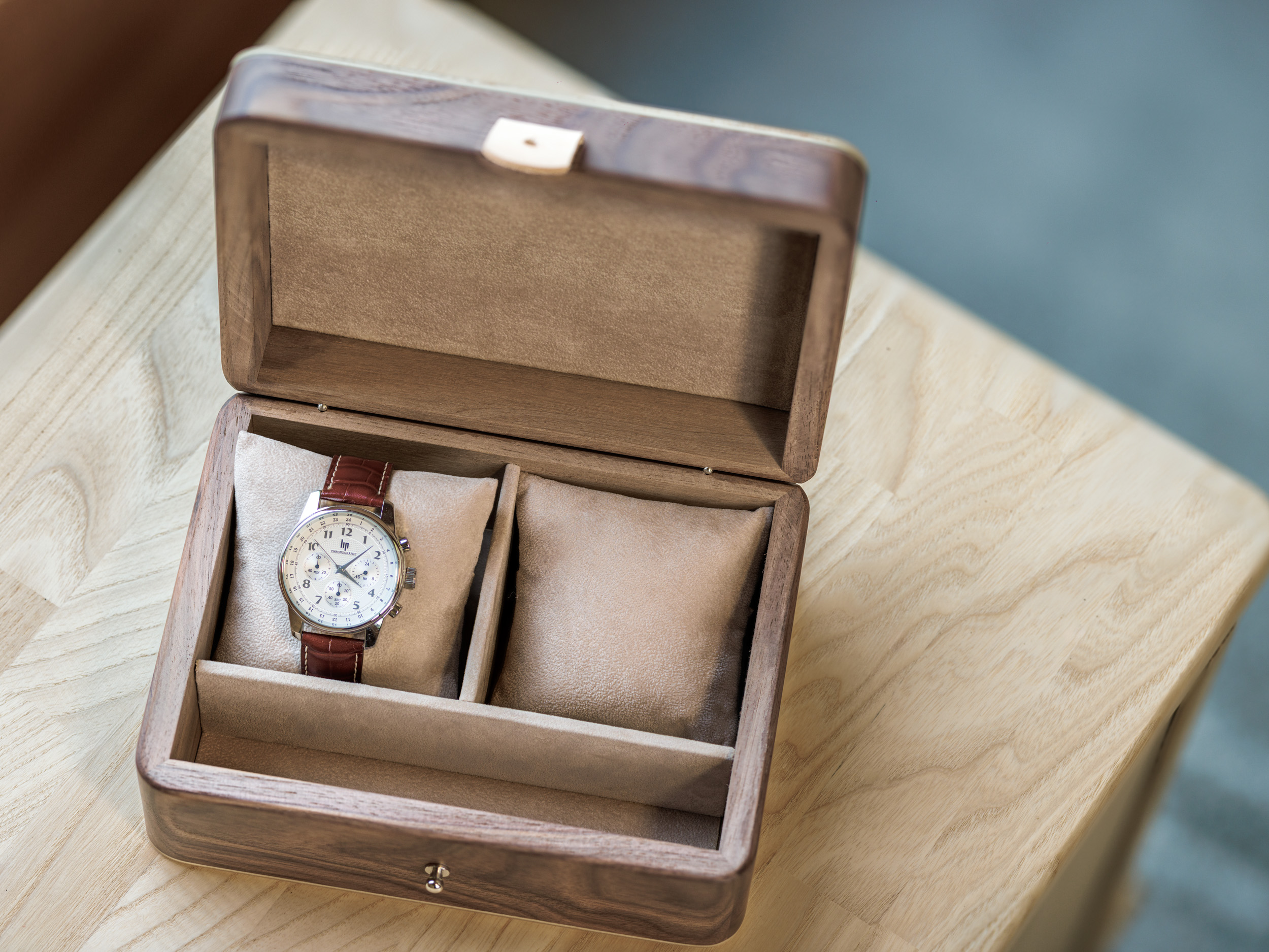 Coffret 2 montres noyer massif avec languette vue de haut